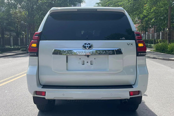 Ngoài ra, hệ thống an toàn Toyota Safety Sense hiện đại còn bao gồm các tính năng như điều khiển hành trình chủ động, cảnh báo chệch làn đường, và cảnh báo tiền va chạm.