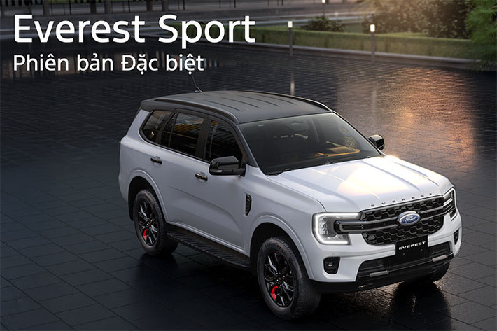 So với Everest Sport tiêu chuẩn, mẫu xe SUV Ford Everest Sport bản đặc biệt vừa ra mắt thị trường Việt Nam gây ấn tượng mạnh mẽ với gói trang bị ngoại thất màu đen thể thao: logo EVEREST trên nắp capo.