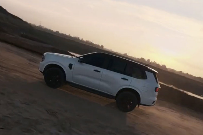 Ford Everest Sport bản Đặc biệt được giới thiệu với màu Trắng Tuyết. Ngoài ra Everest Sport còn có phiên bản tiêu chuẩn với màu ngoại thất Đen. Các màu sắc đều mang đến vẻ đẹp hiện đại thể hiện tinh thần của những chủ nhân yêu thích sự khác biệt.