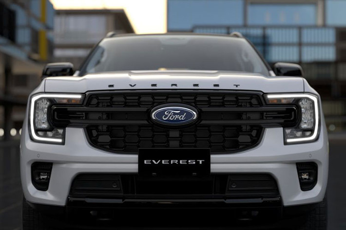 Mẫu xe SUV Ford Everest Sport 2025 bản đặc biệt được trang bị động cơ dầu 2.0L Turbo, sản sinh công suất 170 mã lực và mô-men xoắn 405 Nm, đi kèm hộp số tự động 6 cấp. Hệ dẫn động cầu sau kết hợp 4 chế độ lái thông minh (Normal, Eco, Slippery, Tow/Haul) giúp xe linh hoạt trên mọi cung đường – từ thành phố, đường trơn trượt cho đến khi kéo tải.