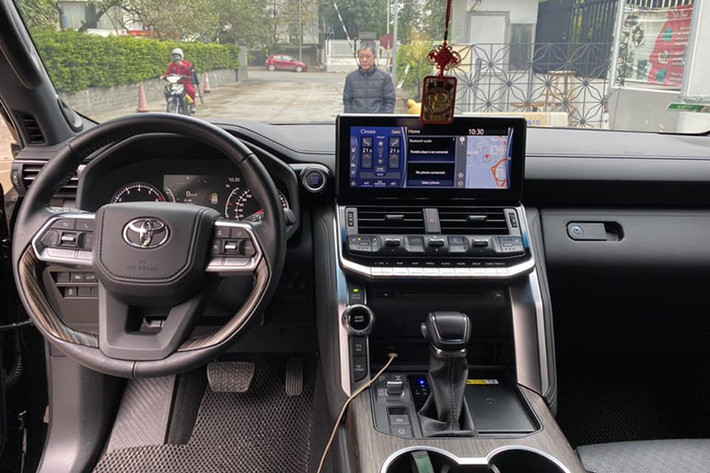 Khoang nội thất trên Toyota Land Cruiser 2022 nay đã hiện đại hơn so với thế hệ cũ nhờ thiết kế mới. Ghế ngồi được bọc da cao cấp kết hợp cùng các chi tiết ốp gỗ như bệ trung tâm, tay nắm phía trong cửa và vô-lăng nhằm tăng vẻ sang trọng hơn cho xe.