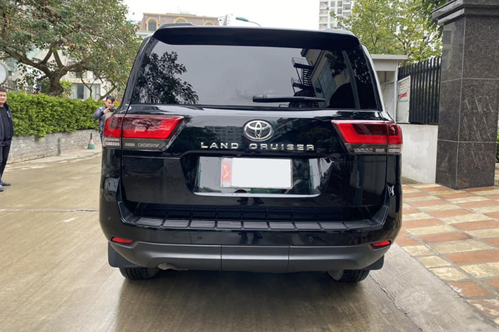 Tuy nhiên, người bán cho biết xe đã lăn bánh được 1,3 vạn km, trong khi mức giá gần như thay đổi không nhiều so với xe mới. Điều đó cho thấy chủ cũ của chiếc Toyota Land Cruiser 300 2021 đã lãi được khoản tiền không hề nhỏ khi chiếc xe lăn bánh lên tới hơn 1,3 vạn km vẫn có giá đắt hơn với xe mua mới ở thời điểm hiện tại.