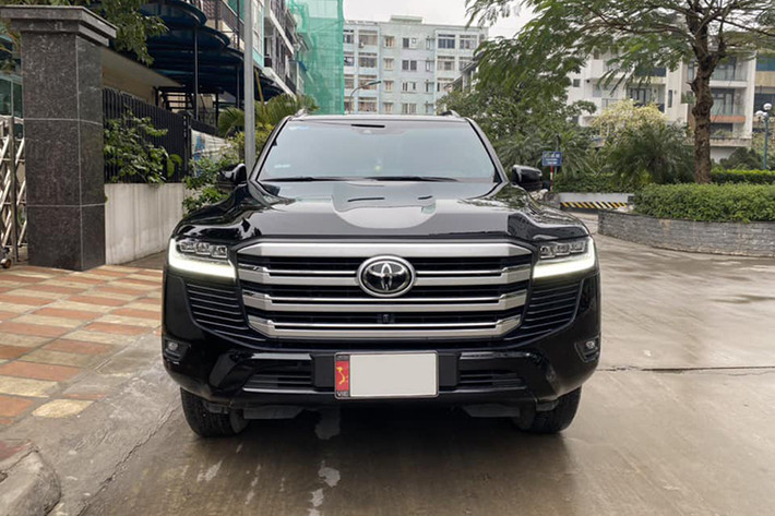 Toyota Land Cruiser 2022 thu hút lượng lớn khách hàng nhờ thiết kế hầm hố nhưng nâng cấp hiện đại, trẻ trung hơn. Lưới tản nhiệt kiểu mới gồm các thanh nan ngang mạ chrome và sơn màu bạc. Cụm đèn chiếu sáng full LED kết hợp cùng dải LED viền định vị ban ngày cách điệu dạng chữ L lấy cảm hứng từ những chiếc Lexus. Cụm đèn hậu cũng là dạng LED với giao diện mới kết hợp từ hai chữ L đối xứng ghép vào nhau.