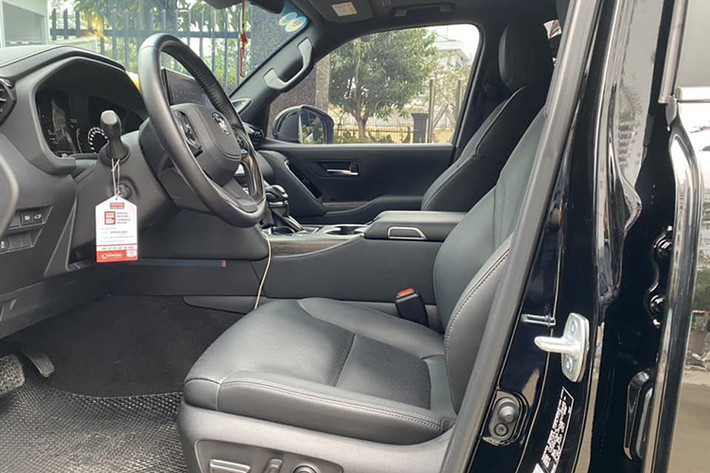Các trang bị an toàn trên Toyota Land Cruiser 2022 có thể kể đến như gói Safety Sense gồm cảnh báo va chạm sớm, ga tự động thích ứng, báo lệch làn đường, đèn pha tự động; cảnh báo điểm mù; hỗ trợ đánh lái và giữ làn trong trường hợp khẩn; 10 túi khí; nhận diện và cảnh báo người đi bộ, đi xe đạp;….
