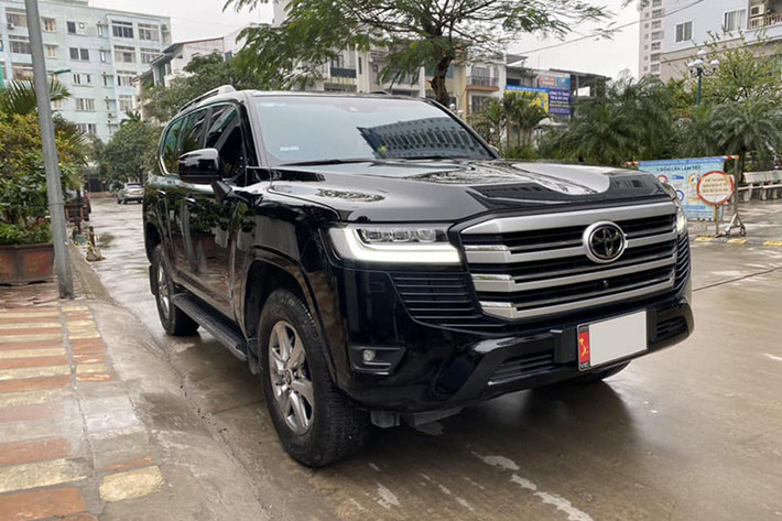 Do đó, dù chi trả lên tới trên nửa tỷ tiền chênh so với mức chính hãng công bố ra thị trường, khách hàng Việt vẫn phải chờ thời gian dài mới có xe. Điều này dẫn đến những chiếc Land Cruiser 300 đời 2021 đã qua sử dụng có giá rao bán gần bằng đời 2022.