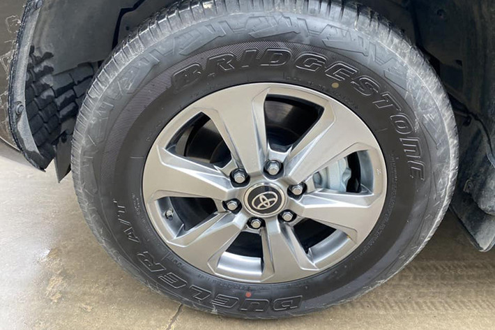 Sức hút của Land Cruiser 2022 cũng đến từ nhiều yếu tố khác như; khung kiểu bậc thang cứng hơn 20% so với trước đây, kết hợp với nền tảng GA-F, điều này giúp chiếc SUV nhẹ hơn 200 kg so với thế hệ cũ, có trọng tâm thấp hơn và chất lượng hành trình tốt hơn nhờ hệ thống treo cải tiến (xương đòn kép phía trước, liên kết phía sau)...