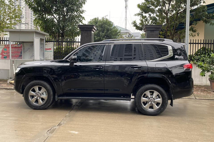 Chính vì vậy, việc mẫu xe Toyota Land Cruiser 2022 đội giá hay bán chênh giá niêm yết từ vài trăm triệu đồng cho đến gần 1 tỷ đồng là điều khó tránh khỏi, nó phụ thuộc vào quy luật cung – cầu từ thị trường và người mua xe muốn sở hữu "ngay và luôn".