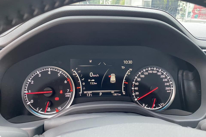 Động cơ V8 hút khí tự nhiên ở Toyota Land Cruiser thế hệ cũ nay đã được thay thế bằng động cơ xăng V6, dung tích 3.5L tăng áp kép mới, cho công suất tối đa 409 mã lực và mô-men xoắn cực đại 650 Nm, đi kèm với hộp số tự động 10 cấp. Mẫu SUV này có thể tăng tốc từ 0-100 km/h trong khoảng 7 giây.