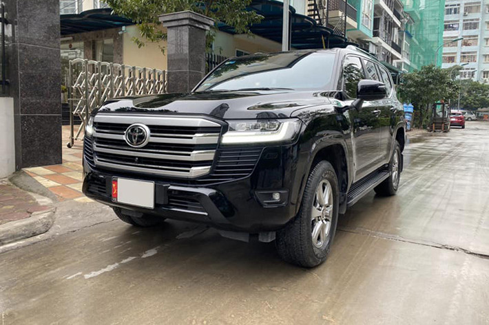 Chiếc Toyota Land Cruiser LC300 sản xuất 2021 này được chào bán với mức giá hơn 5,3 tỷ đồng trên sàn xe cũ Hà Nội. Chiếc xe mang biển số Hà Nội, đứng tên công ty. Xe có ngoại thất màu đen và đi kèm bộ mâm 6 chấu đơn kích thước 18 inch nguyên bản chính hãng thay vì tùy chọn mâm đa chấu 20 inch khỏe khoắn hơn.
