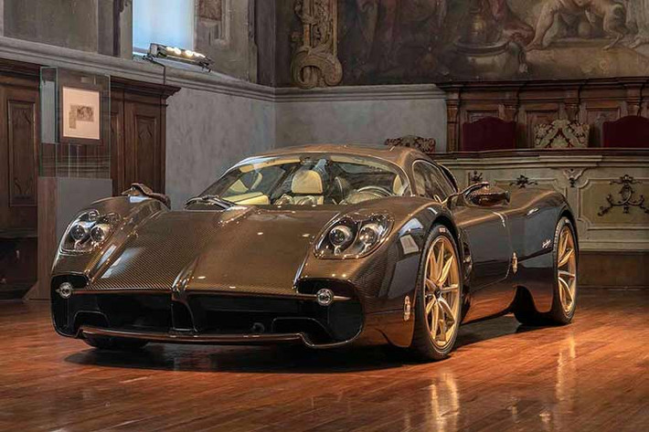 Hãng không tiết lộ giá xe Pagani Utopia. Tuy nhiên, theo nhiều đồn đoán, giá khởi điểm của xe lên đến 2,19 triệu USD (khoảng 53,6 tỷ đồng), đắt gần gấp đôi mức giá 1,3 triệu USD (khoảng 29,9 tỷ đồng) của Huayra.