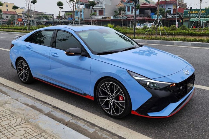 Chiếc Hyundai Elantra N 2023 mới xuất hiện trên đường mà không hề được ngụy trang. Đây là động thái cho thấy TC Motor sắp ra mắt mẫu sedan hiệu suất cao này tại Việt Nam trong thời gian tới. Trước đó, Elantra N đã bị bắt gặp khi đi kiểm định tại trung tâm thử nghiệm khí thải ở Thanh Trì (Hà Nội).