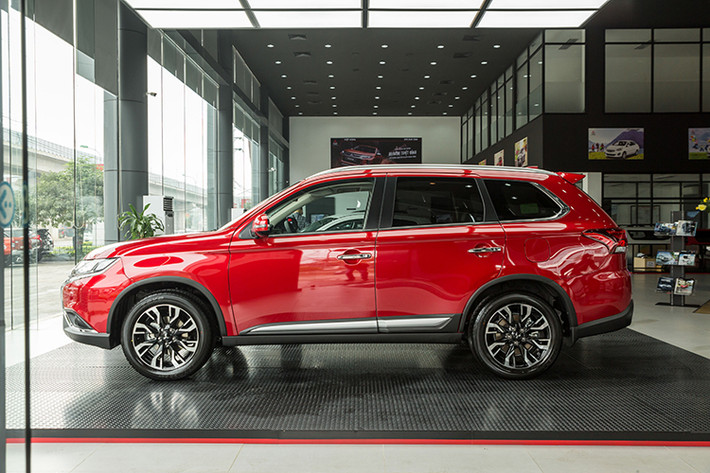 Tương tự như 2 phiên bản ra mắt hồi tháng 2/2020 vừa qua, Mitsubishi Outlander 2.4 CVT Premium 2020 ở lần nâng cấp giữa vòng đời này sở hữu ngoại thất thay đổi nhẹ theo hướng hiện đại hơn.
