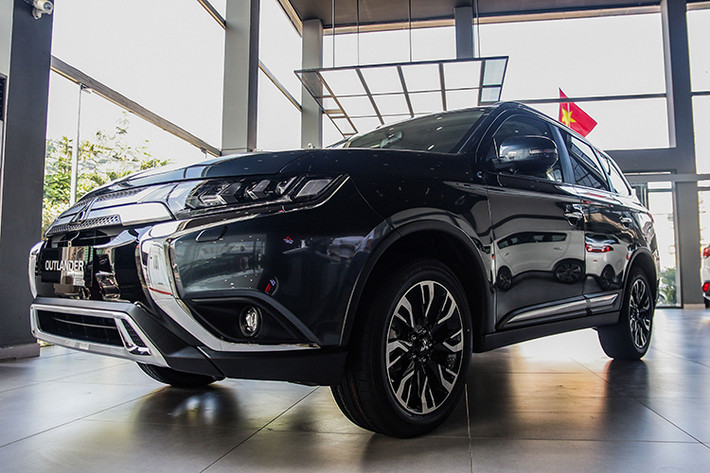 Như vậy sau 5 tháng, cuối cùng Mitsubishi Outlander 2.4 CVT Premium cũng bước lên đời 2020 mới nhất với ngoại thất bắt mắt hơn cùng nhiều trang bị hấp dẫn khác và đáng chú ý, giá xe Mitsubishi Outlander 2.4 CVT Premium đề xuất không những không tăng lại còn giảm tới 42 triệu đồng xuống mức 1,058 tỷ đồng.