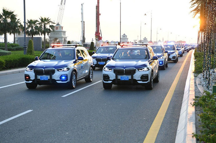 Ngoài các mẫu xe phổ thông, cảnh sát Qatar còn dùng cả ôtô hạng sang, điển hình như BMW X5. Dàn SUV hạng sang BMW X5 có vẻ được dùng chủ yếu cho lực lượng cảnh sát giao thông của Qatar.