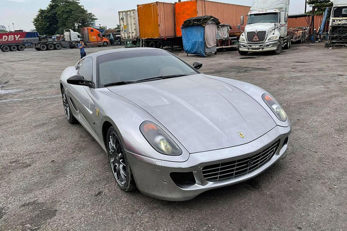 Mới đây, những hình ảnh về siêu xe Ferrari 599 GTB hàng hiếm của một doanh nhân Hải Phòng đã được chia sẻ rộng rãi trên các diễn đàn siêu xe trong nước. Theo tìm hiểu, chiếc xe này đã được đưa về nước từ rất lâu nhưng số lần xuất hiện trên đường phố lại chỉ đếm trên đầu ngón tay.