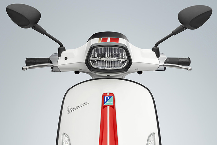 Nguồn cảm hứng xe đua kỷ nguyên 1960s của Vespa Racing Sixties còn được tôn vinh qua sự kết hợp tài tình của các sắc màu tương phản như xanh lục và vàng, trắng và đỏ. Màu xanh lục là sắc màu gắn với nhiều mẫu xe Vespa thể thao trong lịch sử, tiêu biểu nhất là chiếc Vespa Montlhéry ra đời năm 1950 đã lập kỷ lục thế giới về tốc độ. Càng đặc biệt hơn, đây là màu sắc gắn liền với những mẫu xe thể thao huyền thoại đã làm nên lịch sử tại các đường đua danh giá ở Châu Âu thập niên 60.