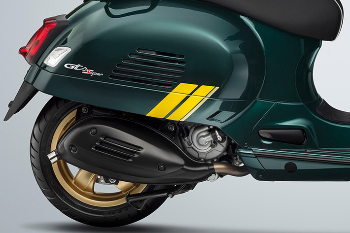 Vespa Sprint Racing Sixties 150cc đặc biệt mạnh mẽ với lựa chọn động cơ duy nhất là thế hệ động cơ iGet 150cc mới: xy lanh đơn, làm mát bằng gió, động cơ 4 thì 3 van phun xăng điện tử. Công suất và mô men xoắn cực đại đạt 9.5 kW tại 7,750 vòng/phút và 12.8 Nm tại 6,500 vòng/phút. Những thông số ấn tượng này khẳng định khả năng gia tốc và vận hành mạnh mẽ của Vespa Sprint 150cc nói chung và Sprint Racing Sixties nói riêng.