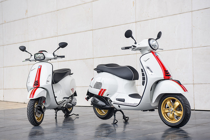 Ngoài sức mạnh mới và thiết kế đậm chất Ý, Vespa Racing Sixties cũng được trang bị những tính năng xứng tầm đẳng cấp như phanh ABS, cụm đèn LED tối tân, cổng sạc USB tiện lợi và khóa từ chống trộm an toàn. Giá xe Vespa Vespa Racing Sixties cụ thể như sau; Sprint Racing Sixties bán ra 94,9 triệu đồng, GTS Racing Sixties có giá bán lần lượt cho 2 phiên bản 150cc và 300cc là 120 triệu đồng và 135 triệu đồng.