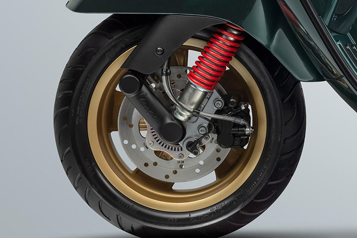 Thay thế cho bộ vành bánh xe màu crôm cổ điển đặc trưng, Vespa GTS Super và Vespa Sprint “Racing Sixties” trang bị vành bánh xe sơn vàng nổi bật. Sự độc đáo và đẳng cấp của mẫu xe tay ga phân khúc cao cấp bậc nhất được khẳng định nhờ yên xe mới êm ái với chất liệu cao cấp, được phủ lớp PVC để bảo vệ trước ảnh hưởng của thời tiết và môi trường, thiết kế yên được hoàn thiện với đường chỉ nổi được chế tác tỉ mỉ, lấy cảm hứng từ phong cách những chiếc xe thể thao những năm 1960.