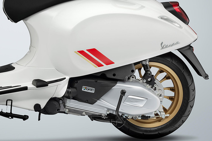 Vespa GTS Super Racing Sixties 150cc được trang bị khối động cơ tối tân trong “gia đình” iGet: Động cơ xi lanh đơn 4 thì 4 van, phun xăng điện tử, làm mát bằng dung dịch. Xe cũng được trang bị hệ thống dừng tạm thời Start & Stop với cơ chế Tự động ngắt & khởi động động cơ. Đây là thế hệ động cơ tiên tiến của Piaggio, đạt chất lượng vượt trội, độ tin cậy và thân thiện môi trường theo tiêu chuẩn quốc tế, đồng thời phù hợp với điều kiện sử dụng và môi trường của Việt Nam.