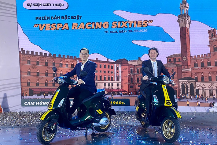 Công ty Piaggio Việt Nam vừa cho ra mắt bộ đôi phiên bản đặc biệt của mẫu xe ga Vespa Sprint & GTS 2020 mới mang tên “Racing Sixties”, kế thừa phong cách thể thao mạnh mẽ của Vespa, với cảm hứng thiết kế đậm chất cổ điển và cá tính đến từ những chiếc xe đua huyền thoại thập niên 60.