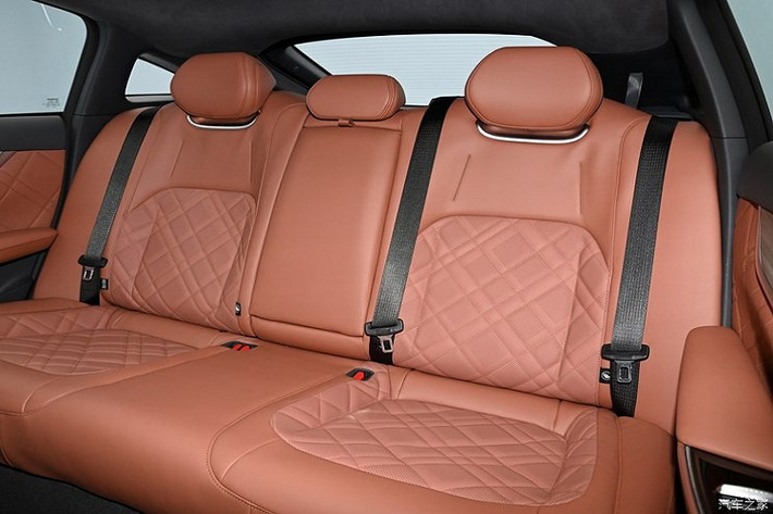 Ngoài ra, các chi tiết trong khoang cabin Qiyuan A07 đều được bọc da cùng các đường nét trang trí vân gỗ trông như nhưng chiếc xe hạng sang.