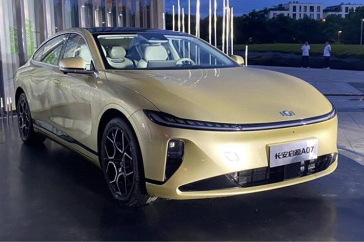 Changan Automobile vừa chính thức ra mắt chiếc sedan Changan Qiyuan A07 với 2 biến thể, bao gồm plug-in hybrid (PHEV). Mức giá xe Changan Qiyuan A07 2024 quy đổi khoảng từ 510 - 575 triệu đồng và biến thể thuần điện giá từ 545 - 578 triệu đồng.