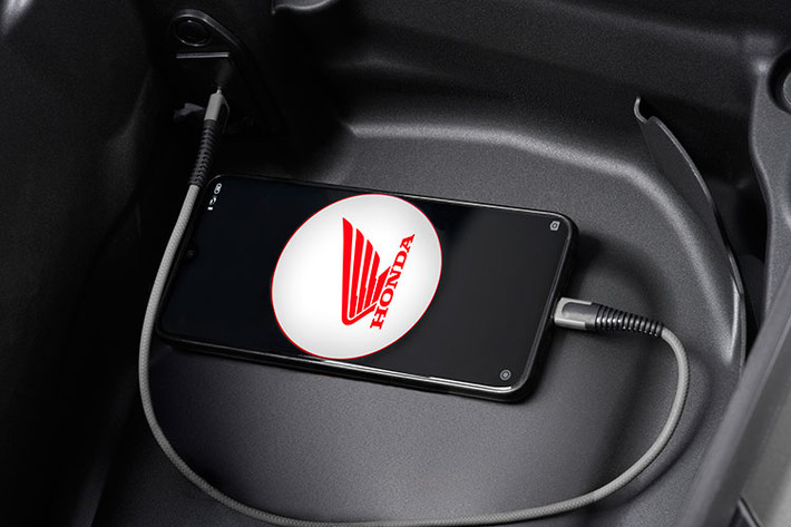Nhằm giúp nâng tầm trải nghiệm cho khách hàng xe còn có chức năng kết nối bluetooth trên một mẫu xe máy đi kèm với ứng dụng My Honda+ trên điện thoại thông minh (thiết bị Apple iOS và Google Android) được phát triển với các tính năng như thông báo cuộc gọi, tin nhắn SMS/SNS trên màn hình đồng hồ xe, đồng thời khách hàng có thể đọc toàn bộ các thông tin xe...