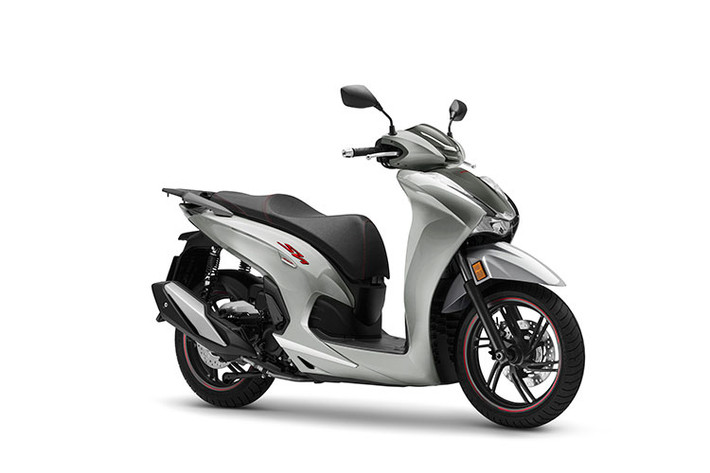 Honda SH350i 2021 mới được định hình là một mẫu xe nội đô mang trong mình sức mạnh vượt trội nhưng vẫn đảm bảo sự linh hoạt, thoải mái khi di chuyển và sự đặc trưng trong diện mạo nên ngoài việc thừa hưởng triết lý thiết kế hiện đại cao cấp quen thuộc của dòng xe SH, mẫu xe mới còn gây ấn tượng với hai yếu tố là “công nghệ hiện đại” và “vẻ bề thề”.