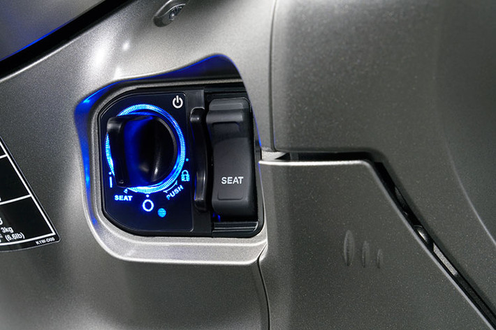 Kích thước tổng thể của Honda SH350i 2021 là 2.160 x 742 x 1.161 mm (dài x rộng x cao), trọng lượng 174 kg. So với "đàn anh" Honda SH300i đang được bán tại Việt Nam thì SH350i dài hơn 30 mm, rộng hơn 12 mm, nhưng thấp hơn 34 mm. Xe vẫn được trang bị chìa khóa thông minh chống trộm smartkey. Bên cạnh ổ khóa được Honda trang bị thêm một hộc chứa đồ nhỏ đựng các vật dụng như ví tiền hay chìa khoá...