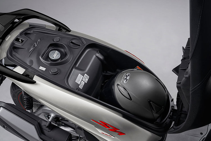Yên xe Honda SH350i tại Việt Nam được thiết kế dạng 2 tầng, vị trí người ngồi lái có chiều cao 805 mm.Hộc đựng đồ dưới yên có thể chứa được một mũ bảo hiểm cả đầu và chiều cao yên xe là 805 mm. Tại đây cũng có một ổ cắm USB Type-C để dễ dàng sạc thiết bị di động.