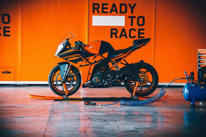 Ở thế hệ mới, mẫu xe môtô sport-bike KTM RC390 2022 sở hữu dàn đầu đèn có thiết kế đa giác khá giống với đầu đèn trên các phiên bản Naked và Adventure dưới dạng full LED. Thế nhưng, bộ đèn này lại được bao bọc bởi dàn vỏ nhựa Sport dày dặn và khác biệt hẳn so với thế hệ trước đây.