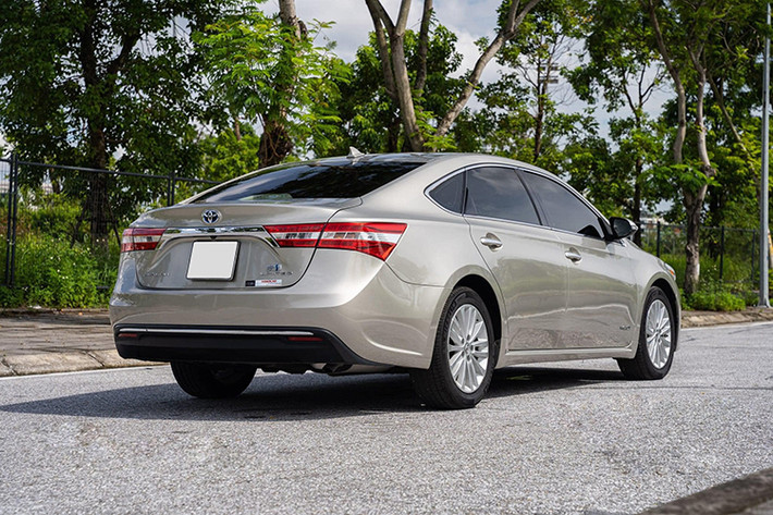 Thân xe Toyota Avalon không còn đường nét trung tính, mềm mại mà thay vào đó là những đường vát cứng cáp, thể hiện cá tính hơn. Cột C thiết kế vát hẳn về phía sau tạo cảm giác thân xe dài. Mui xe ôm lấy nắp cốp phía sau giúp Avalon thế hệ mới mang dáng dấp của dòng xe Grand Coupe thời thượng.