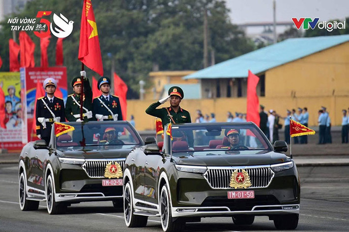 Phiên bản xe SUV Vinfast VF9 mui trần được điều chỉnh về kết cấu để phục vụ mục đích lễ nghi. Xe giữ nguyên vẻ ngoài uy nghiêm với cụm đèn LED định vị hình chữ V – biểu tượng của VinFast và Việt Nam cùng thân xe vững chãi, khoang cabin được thiết kế mở nhằm tạo điều kiện thuận lợi cho lãnh đạo phát biểu và vẫy chào quần chúng trong lễ diễu hành.