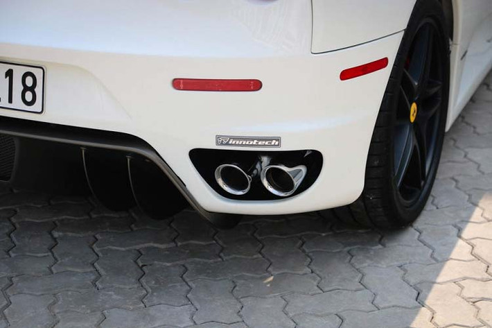 Sau khi qua tay ông chủ Trung Nguyên - Đặng Lê Nguyên Vũ, chiếc siêu xe Ferrari F430 này cũng đã được chủ nhân mới loại bỏ thống ống xả cũ để thay mới "xịn sò" hơn. Đây là hệ thống ống xả IPE, được làm bằng chrome. Giá trị của bộ ống xả này khoảng 8.000 USD.