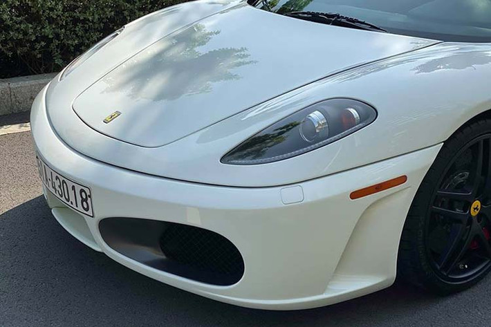 Ngoại hình của siêu xe Ferrari của Đặng Lê Nguyên Vũ có một số trầy xước nhỏ, lộ ra lớp sơn nguyên bản là màu đỏ. Tuy nhiên sau đó nó đã được chủ nhân làm mới lại tại showroom Ferrari chính hãng ở TPHCM.