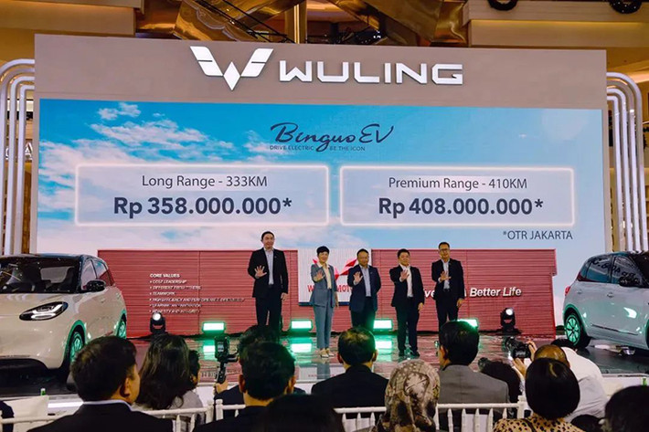 Mức giá xe Wuling BinguoEV 2024 dao động từ 358 - 408 triệu Rupiah (khoảng 565 - 644 triệu đồng). Như vậy, có thể thấy mẫu ôtô Trung Quốc này có giá khá cao và đắt hơn người anh em Wuling Air EV đang bán tại Indonesia. Tuy nhiên, mẫu xe này hiện đã được hơn 3.000 khách hàng Indonesia đặt cọc.