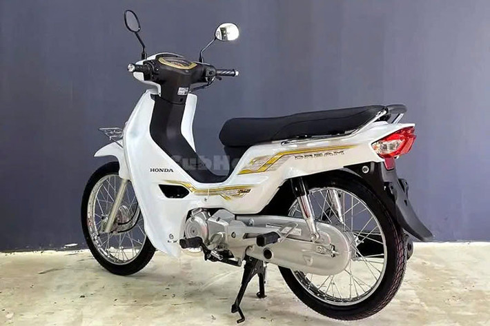 Khối động cơ này cho phép Dream có công suất đầu ra mạnh mẽ và khả năng tiết kiệm nhiên liệu ấn tượng. Đi kèm với đó là công nghệ khởi động từ trực tiếp giúp bấm bấm nút và mang lại khả năng chạy êm ái.