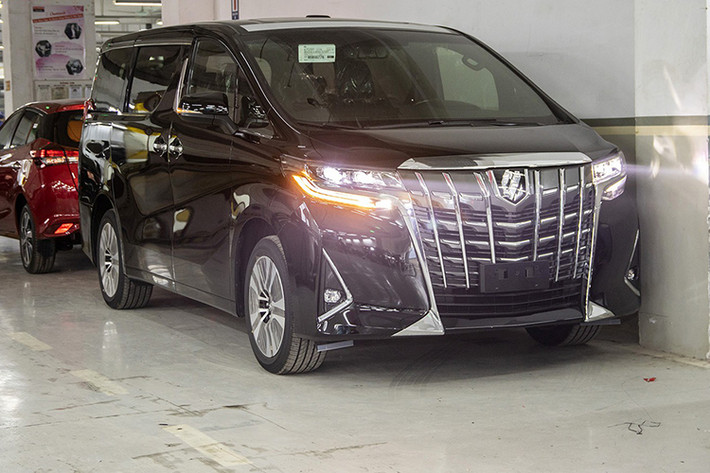 Toyota Alphard sử dụng động cơ V6 3.5L, nhưng cho mức công suất và mô-men xoắn cao hơn, ở mức tương ứng là 296 mã lực tại 6.600 vòng/phút và 361 Nm tại 4.600 - 4.700 vòng/phút. Hộp số tự động 6 cấp được nâng lên loại tự động 8 cấp. Hệ dẫn động cầu trước. Alphard tiêu hao 9,3 lít xăng cho quãng đường 100 km hỗn hợp.