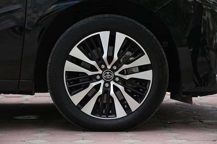Ở phiên bản nâng cấp mới, Toyota Alphard sở hữu một số đổi mới về thiết kế ngoại thất hầm hố và góc cạnh hơn. Bên cạnh đó trên phiên bản nâng cấp mới này, logo của hãng Toyota cũng được thay thế bằng logo riêng của dòng xe này để khẳng định độ sang trọng.