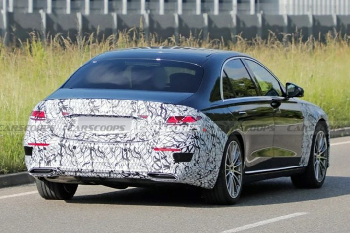 Về động cơ, các tùy chọn động cơ của S-Class 2026 sẽ giữ nguyên hầu hết các loại động cơ từ phiên bản hiện tại. Đầu tiên là động cơ tăng áp 3.0 lít 6 xi-lanh thẳng hàng cho công suất 442 mã lực và mô-men xoắn 559 Nm.