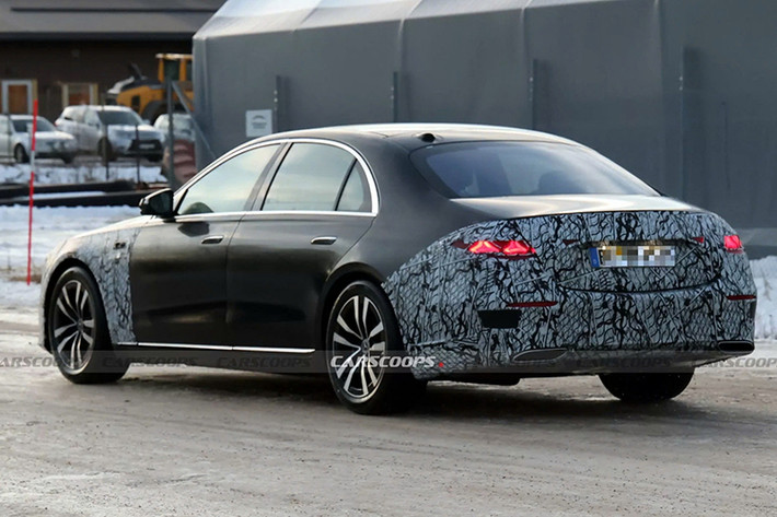 Mặc dù có sự thay đổi lớn ở phần đầu xe, phần thân của S-Class 2026 vẫn giữ nguyên bởi chi phí thay thế các tấm ốp thân xe là khá cao, ngay cả đối với một thương hiệu hạng sang như Mercedes. Đuôi xe cũng có một số điều chỉnh với cụm đèn hậu LED được thiết kế lại.
