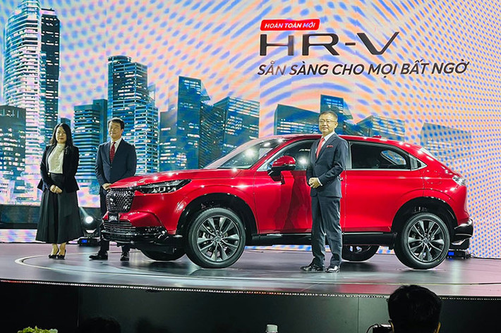 Honda HR-V 2022 mới vừa chính thức ra mắt thị trường Việt. Mẫu xe có sự “lột xác” về ngoại hình, đi kèm hàng loạt trang bị cùng nhiều nâng cấp đáng chú ý. Theo công bố, Honda HR-V 2022 sẽ phân phối tại thị trường Việt Nam với 2 phiên bản là L và RS mới, loại bỏ phiên bản G. Mẫu xe mới này sẽ tiếp tục được nhập khẩu nguyên chiếc từ Thái Lan.