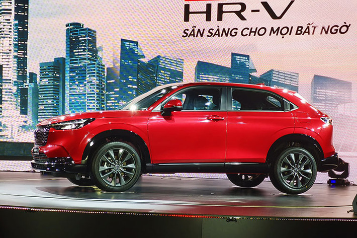Công nghệ an toàn Honda SENSING là trang bị tiêu chuẩn trên HR-V 2022. Hệ thống này bao gồm các tính năng như: Hỗ trợ giữ làn, phanh khẩn cấp hạn chế va chạm, Cruise Control thông minh hỗ trợ bám đuôi xe trước ở tốc độ thấp, đèn pha thông minh, cảnh báo chệch làn…