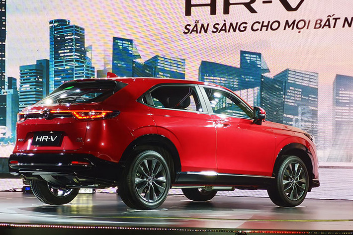 Kích thước tổng thể (dài x rộng x cao) của xe lần lượt là 4.385 x 1.790 x 1.590 mm, chiều dài cơ sở 2.610 mm. Như vậy, so với đời cũ, chiều dài xe nay đã được tăng thêm 51 mm, rộng hơn 18 mm nhưng thấp hơn 15 mm. Còn chiều dài cơ sở không có sự thay đổi.