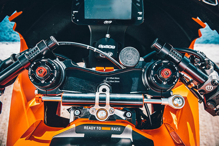 Là một mẫu xe cho trường đua, KTM RC 8C còn sở hữu nhiều trang bị và phụ kiện chuẩn đua như hệ thống ống xả Akrapovic, hệ thống treo WP Apex Pro, phanh Brembo và bộ mâm nhôm Dymag.