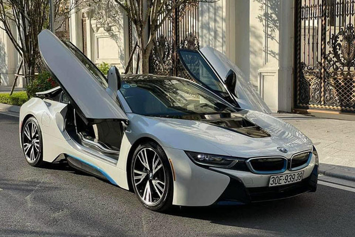 Những chiếc siêu xe BMW i8 tại Việt Nam từng là một hiện tượng vào cuối năm 2015 đến 2016 do yếu tố thương hiệu, thẩm mỹ và giá bán "khá mềm", chỉ từ khoảng 7 đến 8 tỷ đồng. Sau trào lưu chơi "siêu xe xanh" BMW i8, nó đã nhanh chóng xuống giá - thậm chí thành trào lưu cho dân chơi nhờ giá rẻ.