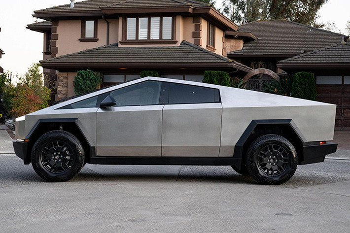 Với lập luận từ các chuyên gia, lo ngại về thiết kế xe hoàn toàn có cơ sở. Tuy nhiên theo Tesla, các tấm thân bằng thép không gỉ của Cybertruck được thiết kế đặc biệt để hấp thụ lực tác động, với các đường gân đặc biệt ở đầu trước và sau giúp dàn đều và tiêu tán lực khi va chạm.
