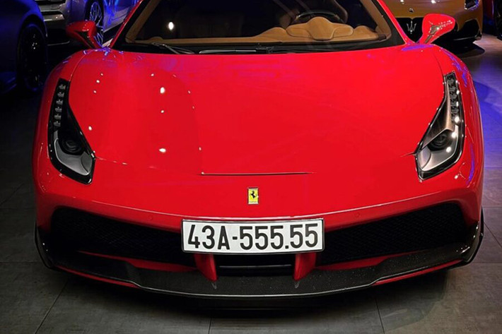 Điểm nhấn của Ferrari 488 GTB độ Novitec này đến từ các chi tiết được làm từ carbon từ cản va trước, nẹp sườn mới, hốc gió hay cánh gió đuôi cố định. Chưa dừng lại đó, chủ nhân của xe Ferrari 488 GTB biển ngũ quý 5 còn trang bị rất nhiều chi tiết carbon cho bên trong khoang lái của xe.