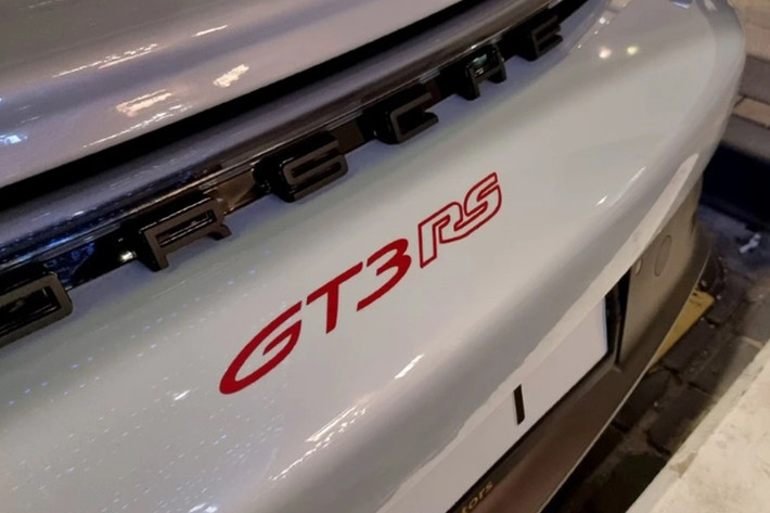 Bộ tản nhiệt trung tâm trên 911 GT3 RS mới được đặt ở vị trí của khoang hành lý phía trước, giúp tận dụng không gian ở phía trước để tích hợp các yếu tố khí động học chủ động.